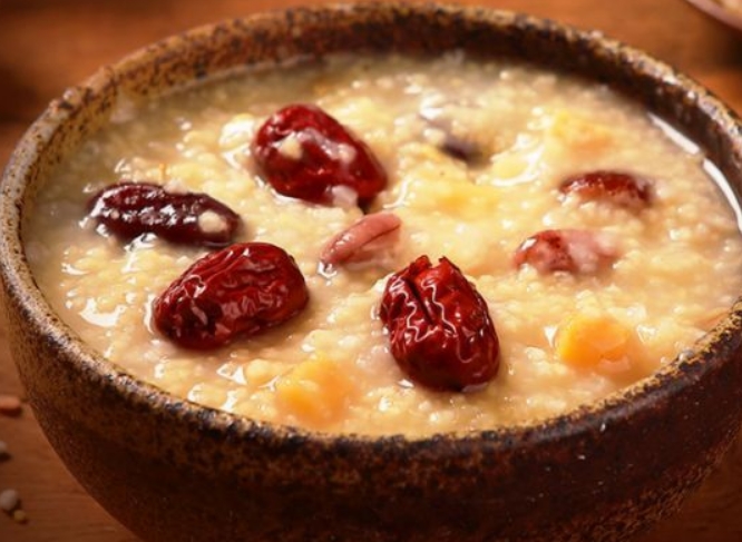  p>红枣莲子小米粥是一道用红枣,小米,莲子混合熬制而成的养生粥.