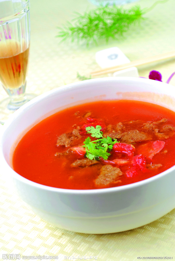  p>番茄牛肉是东北的传统名菜,属于东北菜系.此菜汁浓味香.酸甜可口.