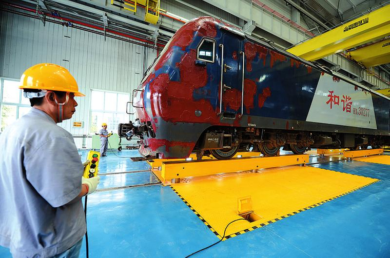  p>机车检修(locomotive inspection and repair)机车经过一定时期的