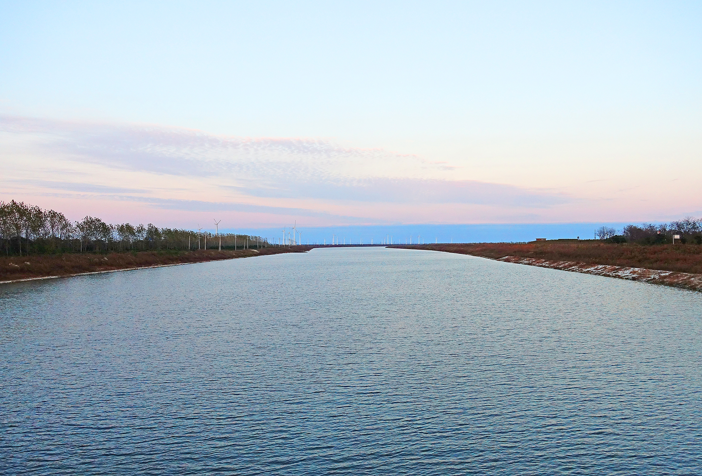  p>日月岛是大庆连环湖度假区西部一个面积约1平方公里的湖中小岛