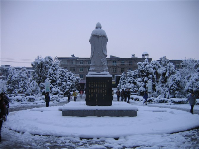  p>广丰区永丰中学创办于1957年,1996年9月搬迁到广丰区永丰街道北门