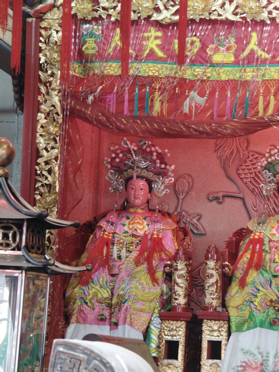 庙门朝北偏东,面临北溪,内有妈祖,大夫人,二夫人,三夫人,四夫人,三官