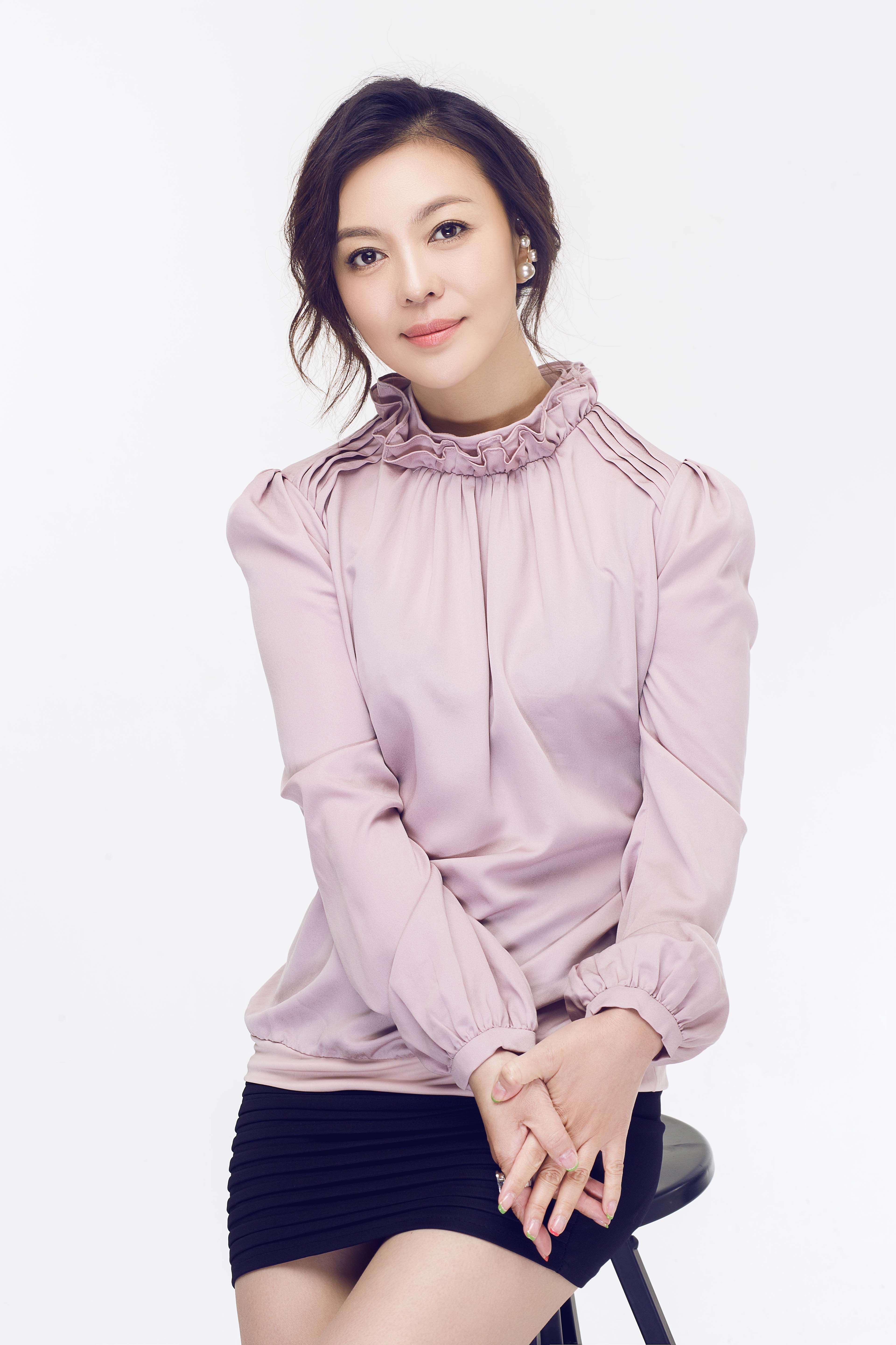  p>荣蓉,国家二级演员,制片人,毕业于 a target="_blank" href="/item