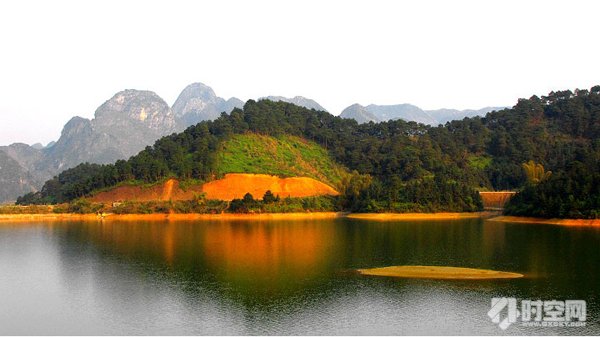 金莲湖旅游景区位于上林县城的北面,距县城8公里