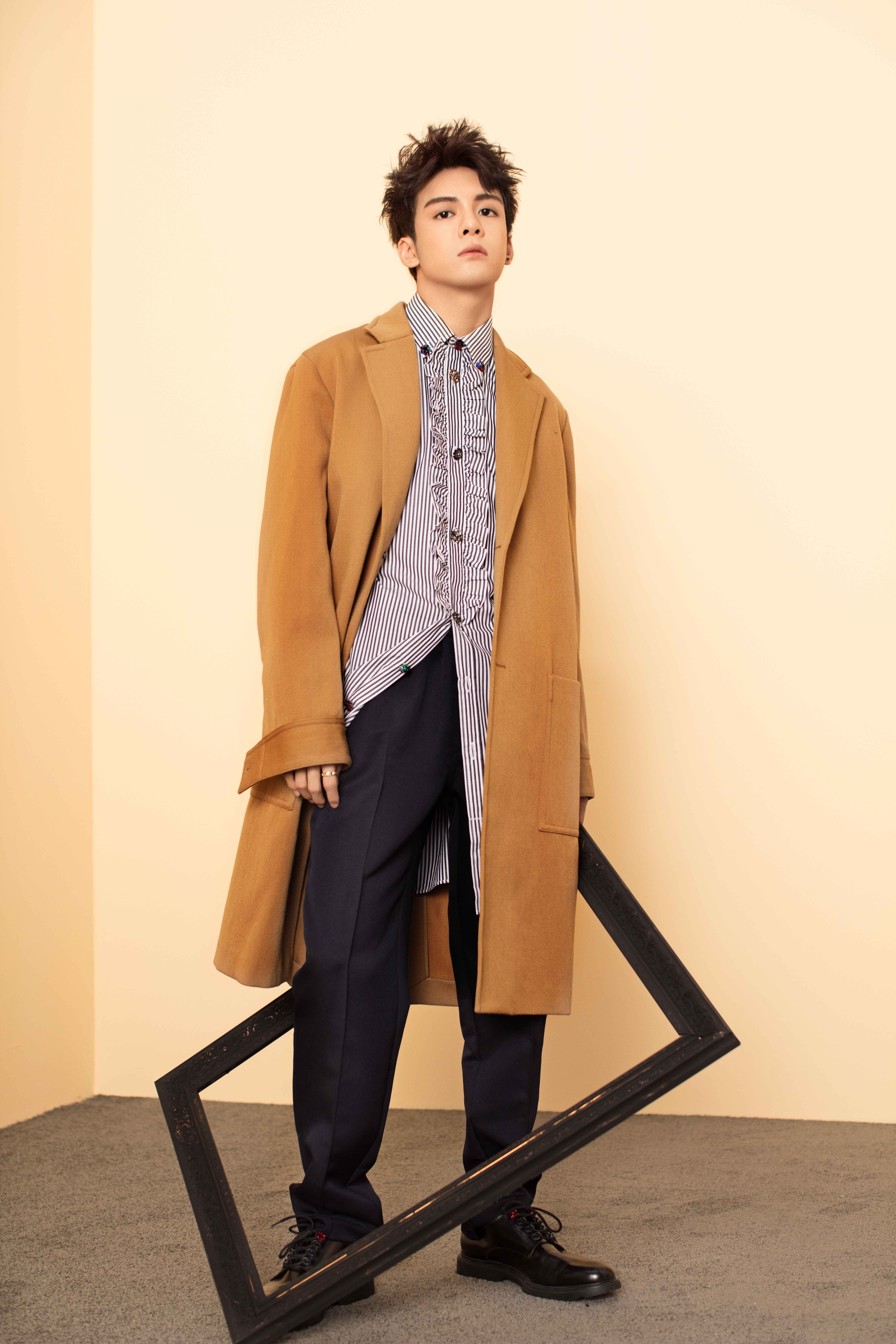 i>,原名曾威航,1996年10月9日出生于广东省深圳市,中国内地影视男演员