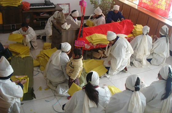  p data-id="gnxa3zl40u">青海汉族,葬礼是人逝世以后,由家庭成员及