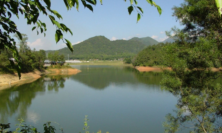  p>孔雀湖又称"大沙河水库",地处开平市西北部,距市区38公里,是一座