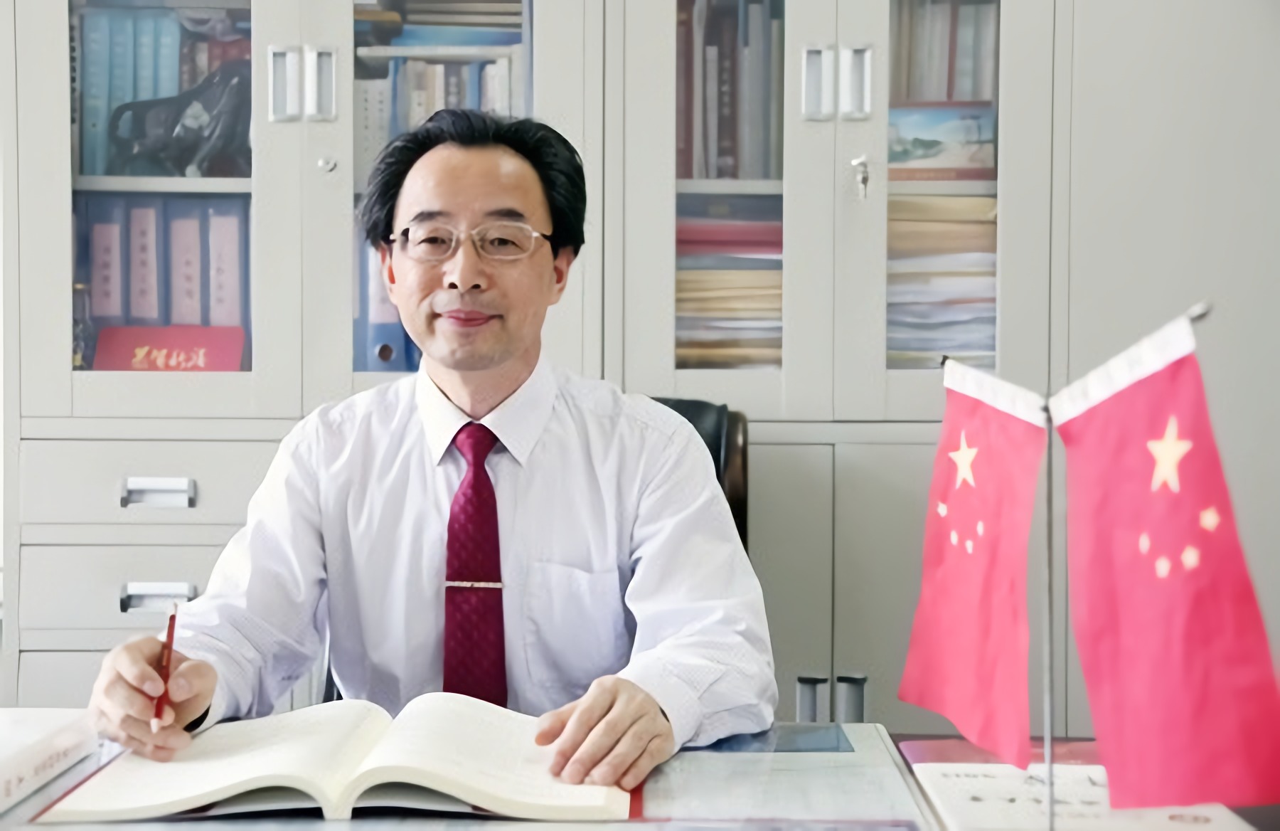 张子龙,男,汉族,湖北黄梅人,1964年6月出生