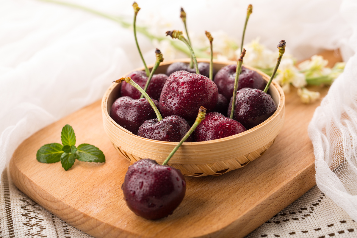  p>车厘子,音译自英语单词 b>cherries /b>(即樱桃),特指产于 a