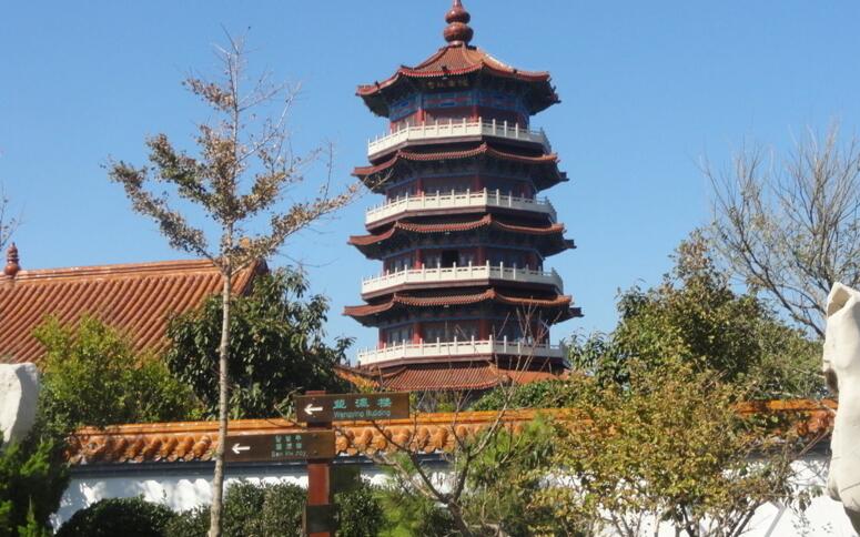  p>蓬莱寺塔在浛洸镇东北方平地上,因塔旁建有蓬莱寺(已毁)而得名.