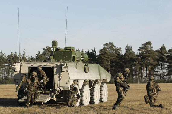  p>步兵战车是供步兵机动作战用的 a href="#">装甲 /a>战斗车辆,在