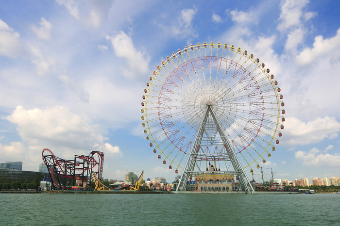  p>苏州摩天轮主题公园位于苏州园区现代休闲广场南侧, a target="