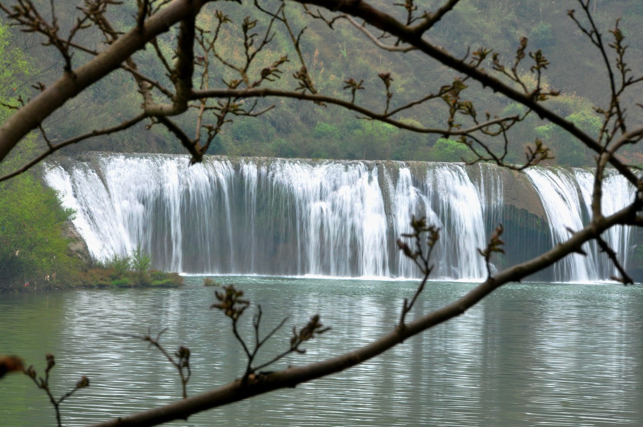  p>九龙瀑布群森林公园位于 a target="_blank" href="/item/横县