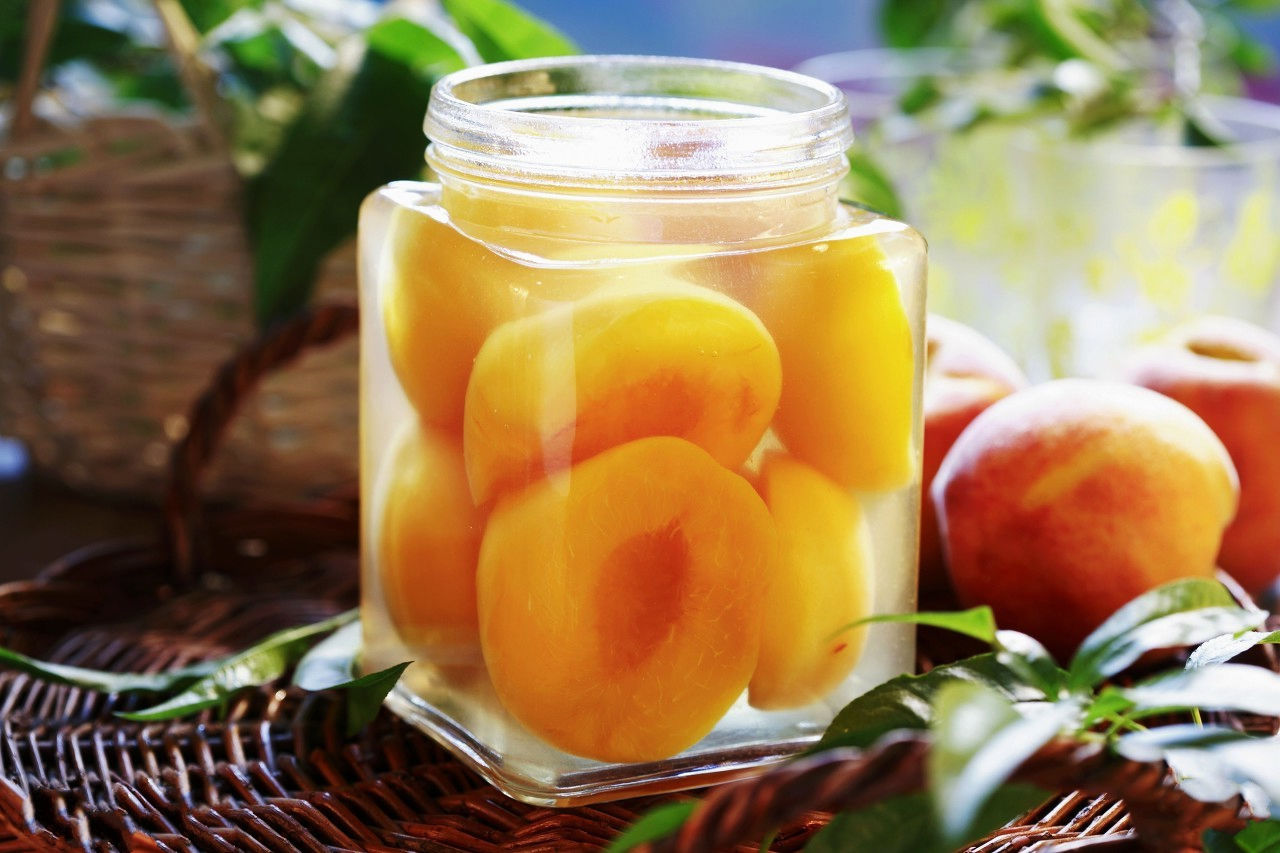 该美食食品是使用桃子为材料而制成的罐头产品