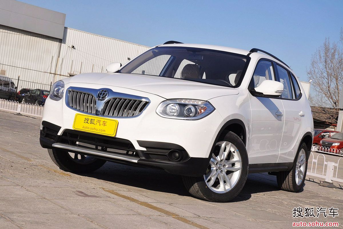  p>中华v5是中华汽车推出的首款suv车型,车头线条圆润,前保险杠非常