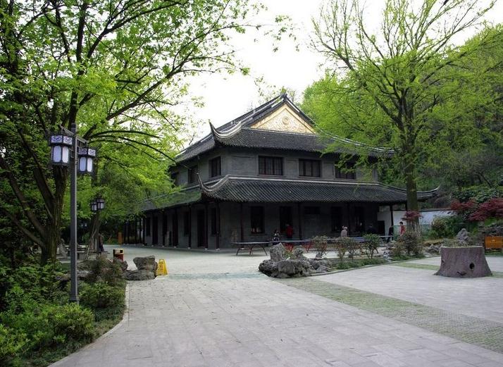 66f2qk7">伯先公园坐落在 a target="_blank" href="/item/镇江/406"