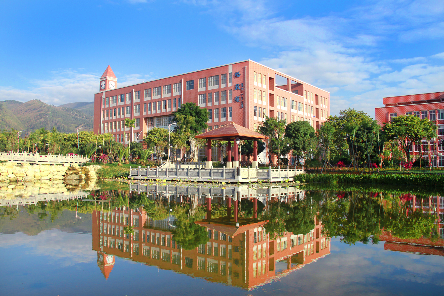  p>保山学院(baoshan university,bsu)是经国家教育部批准的全日制