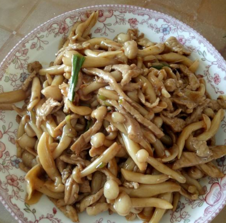 p>蘑菇炒肉丝,是一道以 a target="_blank" href="/item/猪肉/486463