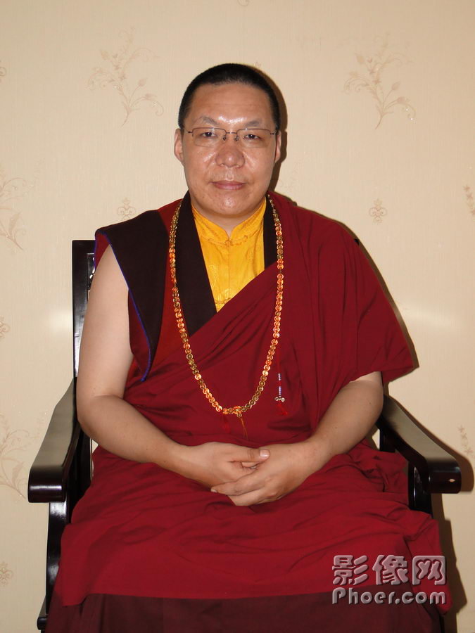 现任贡嘎山贡嘎寺住持,贡嘎五明佛学院院长,贡嘎仁波切经师