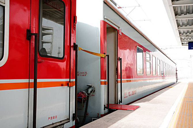  p>客运列车又称旅客列车,是指专门装载并运输旅客的火车,区别于货运