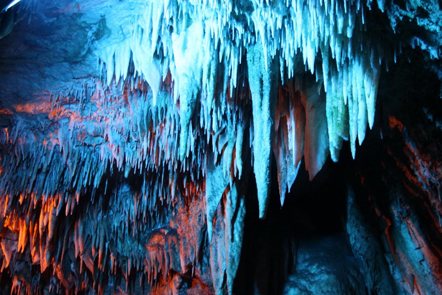 (stalactite),又称 a href="#" data-lemmaid="4562939">石钟乳 /a>