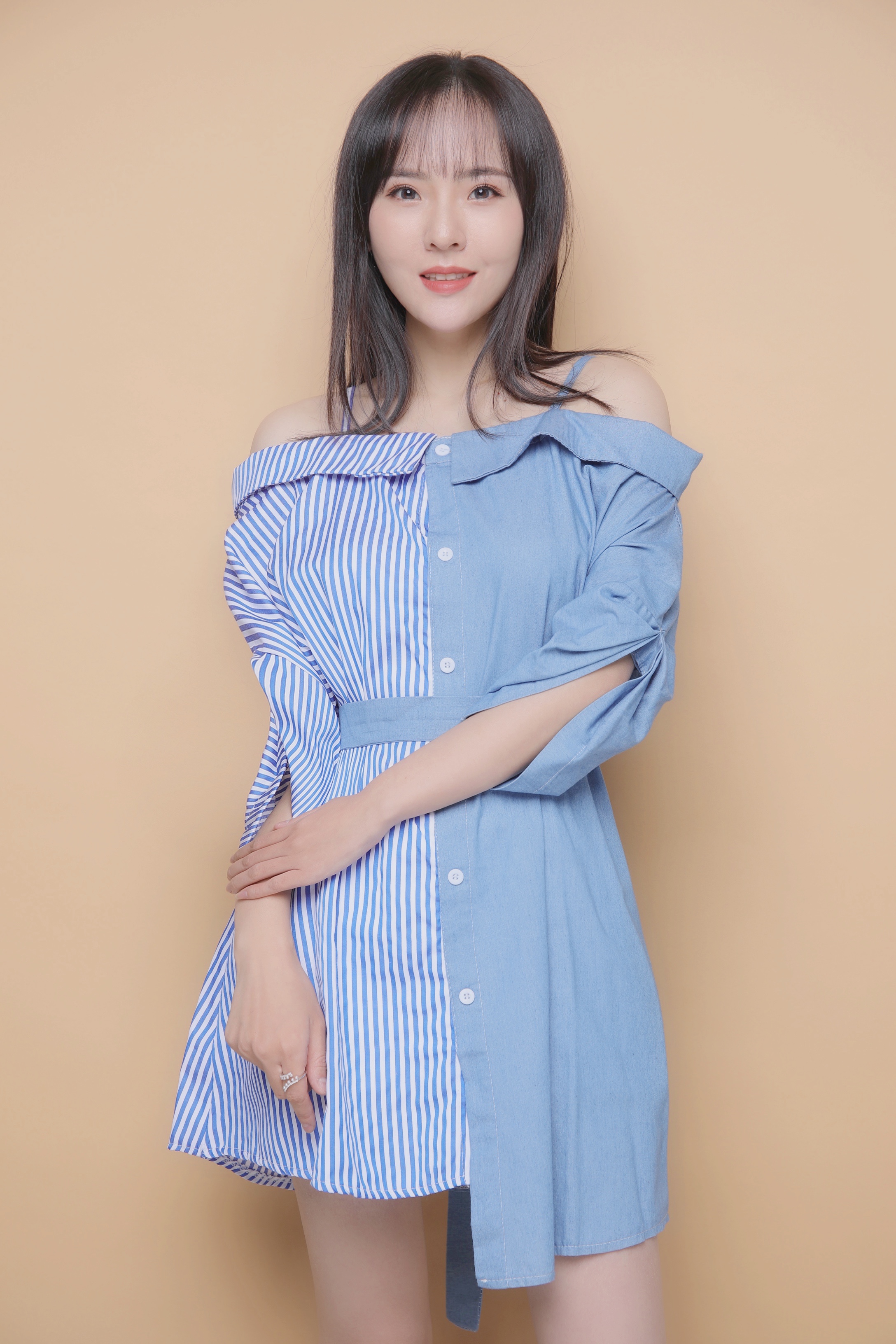 女,毕业于 a target="_blank" href="/item/浙江传媒学院/182680"