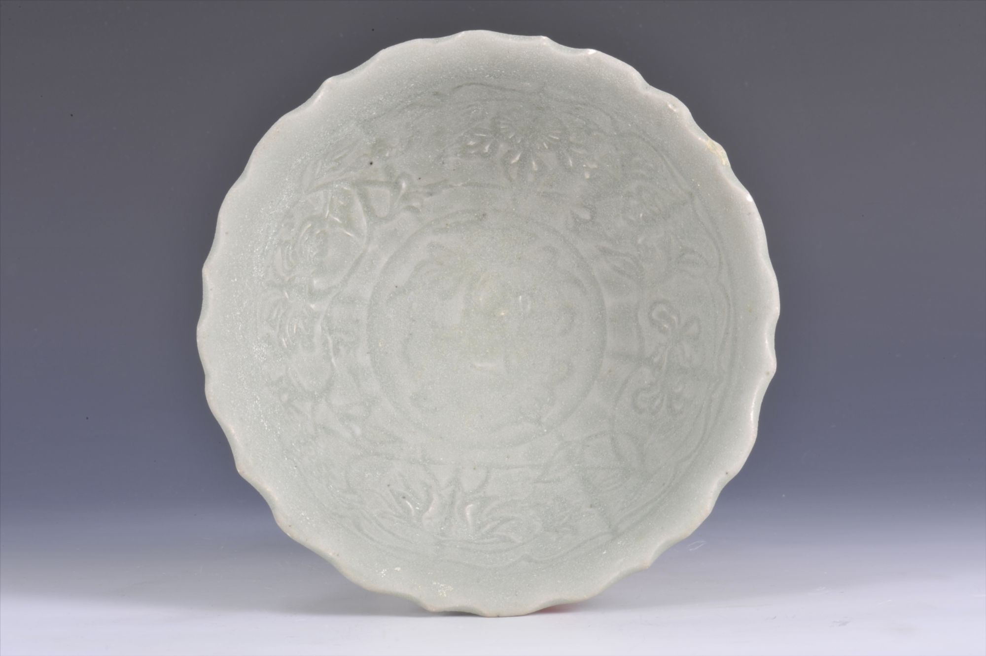 明代龙泉窑刻花菱口瓷碗