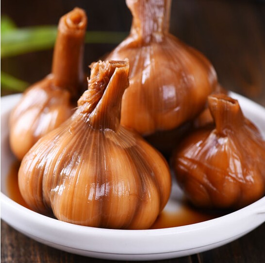  p>酱油泡蒜头可以当咸菜食用,它的主要材料是辣椒,大蒜,酱油等,辅料