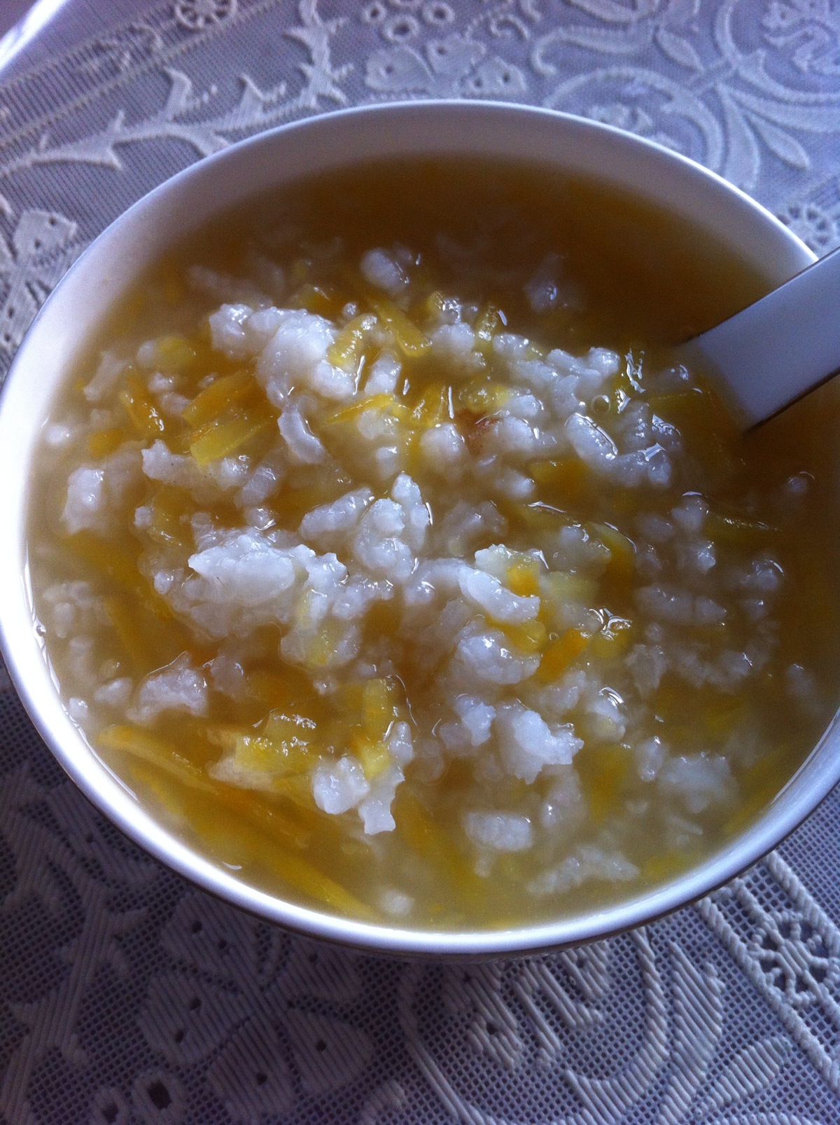 广州,潮汕及湛江其他地方的番薯丝粥是用新鲜番薯洗净筛