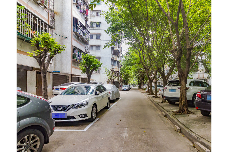 唐园,由佛山市石湾置地实业总公司建成,共计房屋319户,小区物业公司为