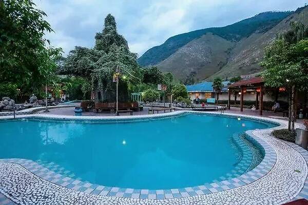  p>喜德温泉共有泉眼31处,形成一条带状的温泉区,水温达40℃~50℃,属