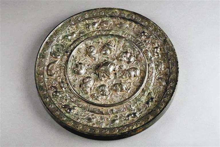 唐海兽葡萄纹铜镜