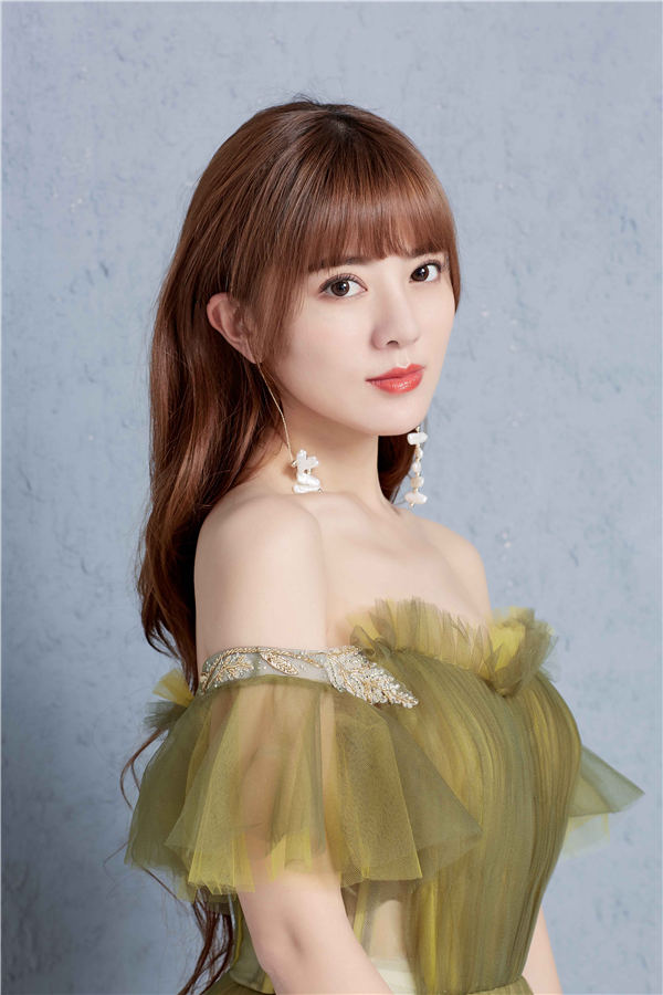  p data-id="gnvg3zdvx7">《一朵云》是阿兰演唱的一首歌曲,由林乔