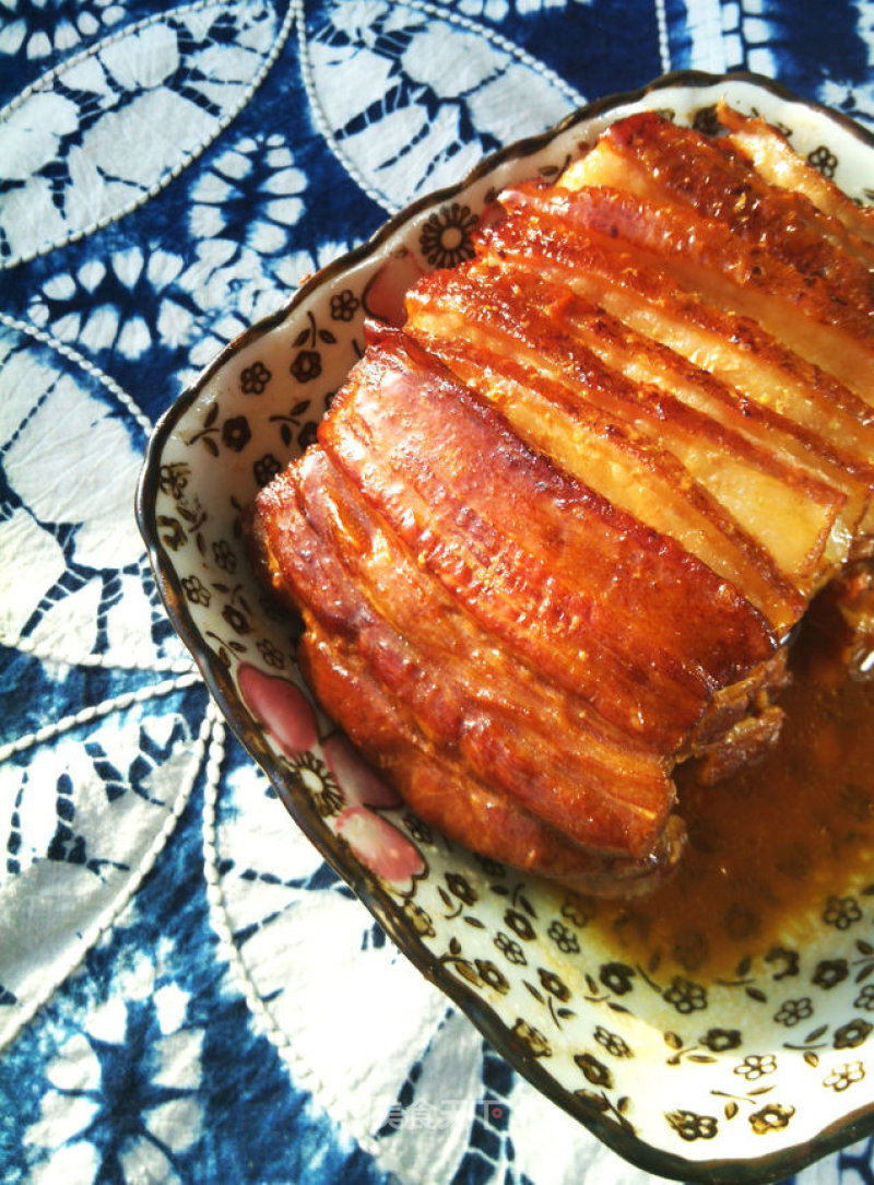  p data-id="gnwgy30hoq">南乳扣肉是广东省的一道特色名菜,属于粤菜