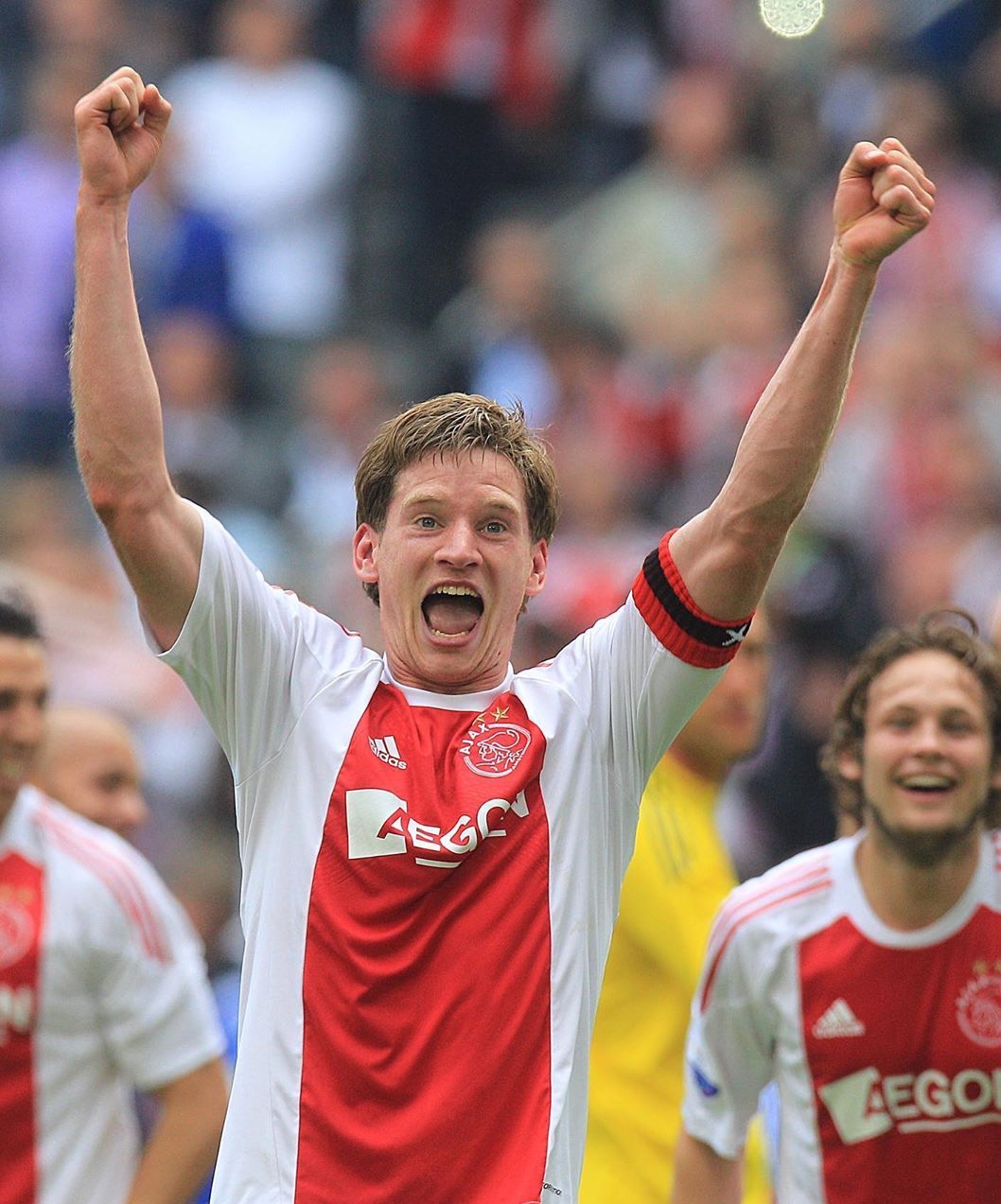 比利时足球运动员,场上司职后卫,现效力于 a