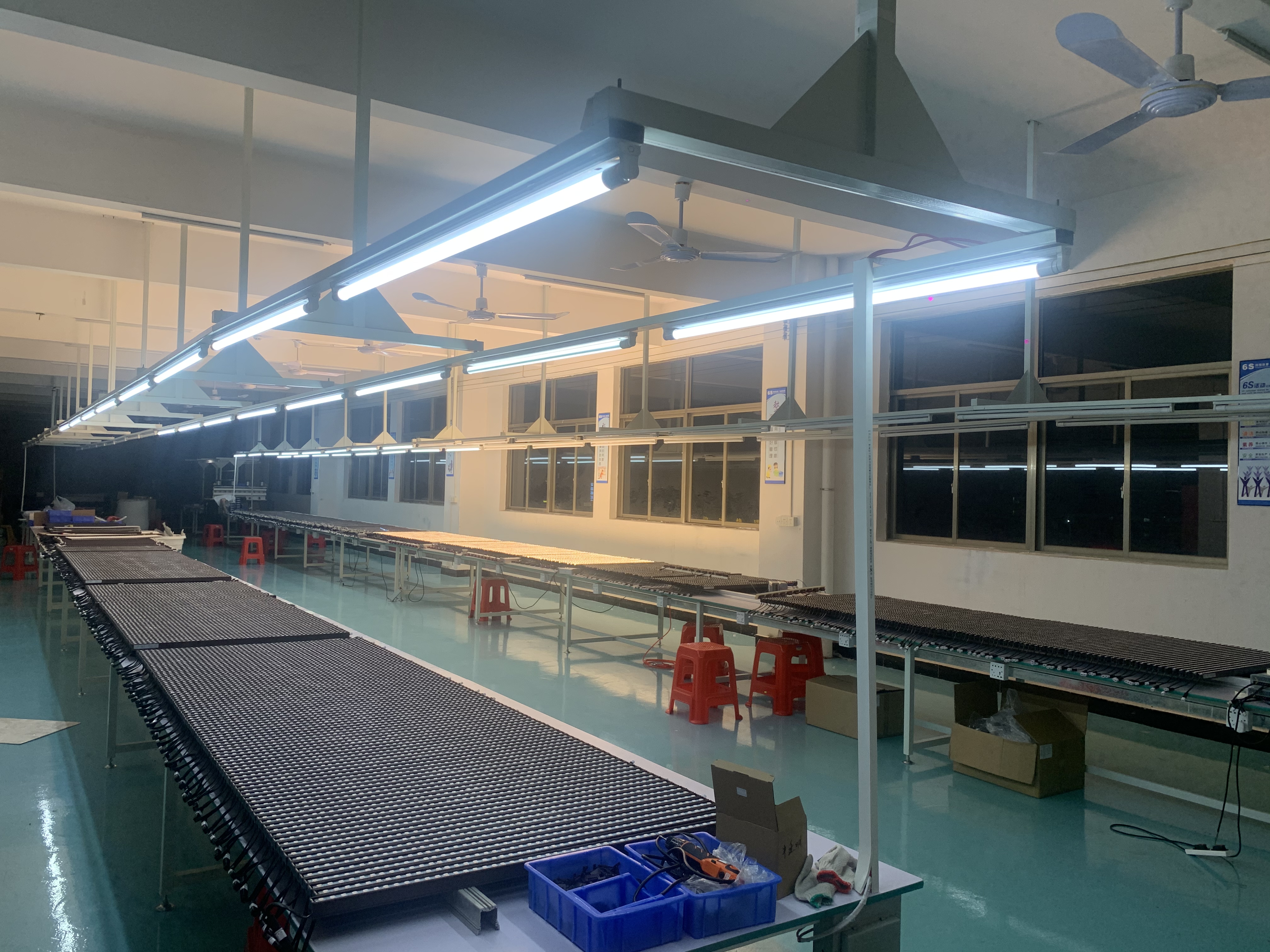 公司经营范围包括:一般经营项目是:,许可经营项目是:灯具的生产加工