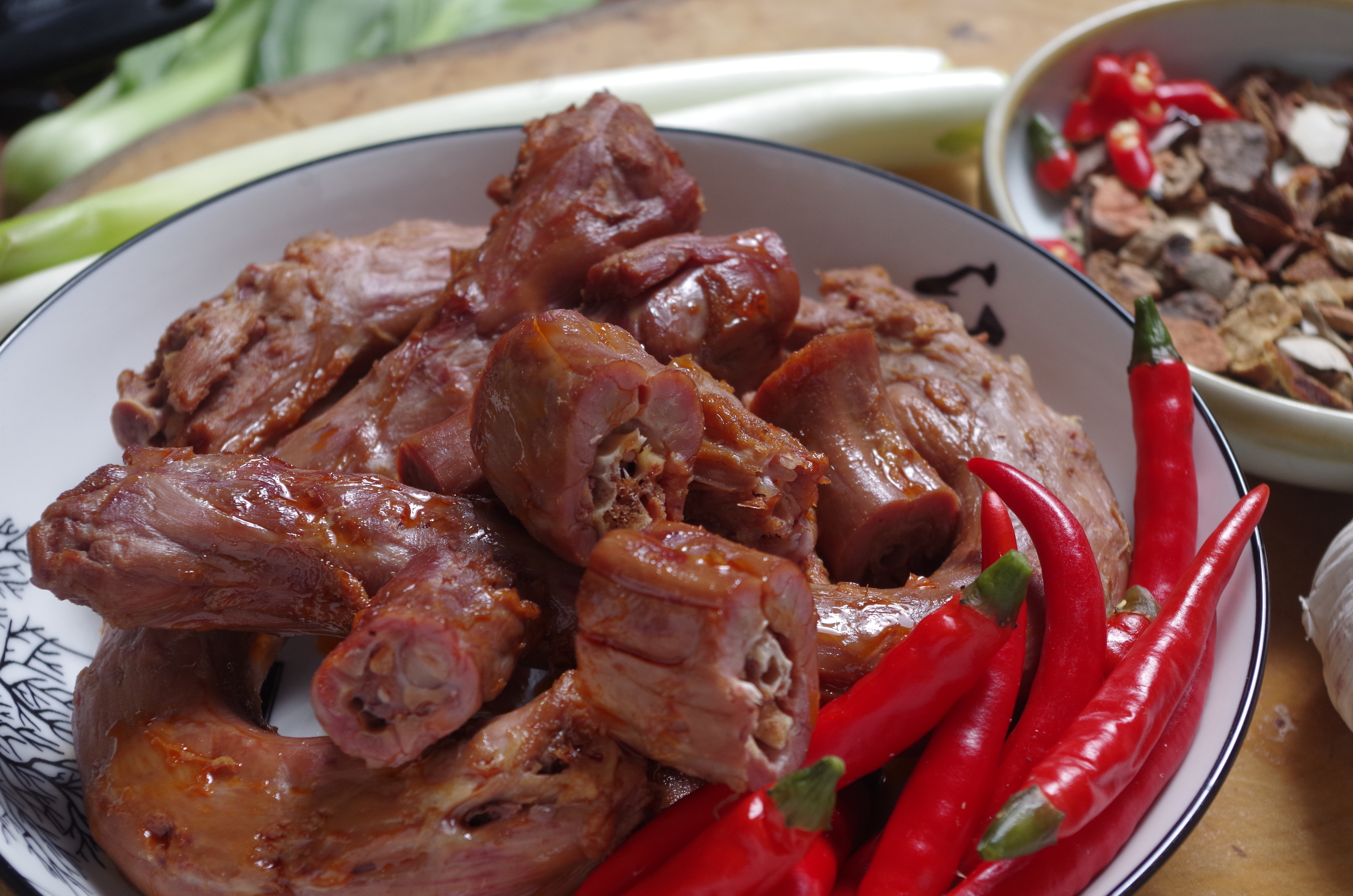 鸭心,鸭舌,鸭翅,鸭掌,鸭腿,鸭锁骨,鸭肝,鸭肠,鸭胗等,以及各种素菜