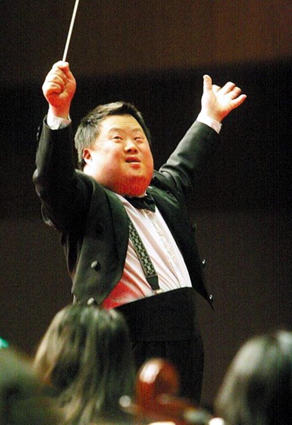 胡一舟智力残缺却能指挥乐队21年前登上春晚爆红