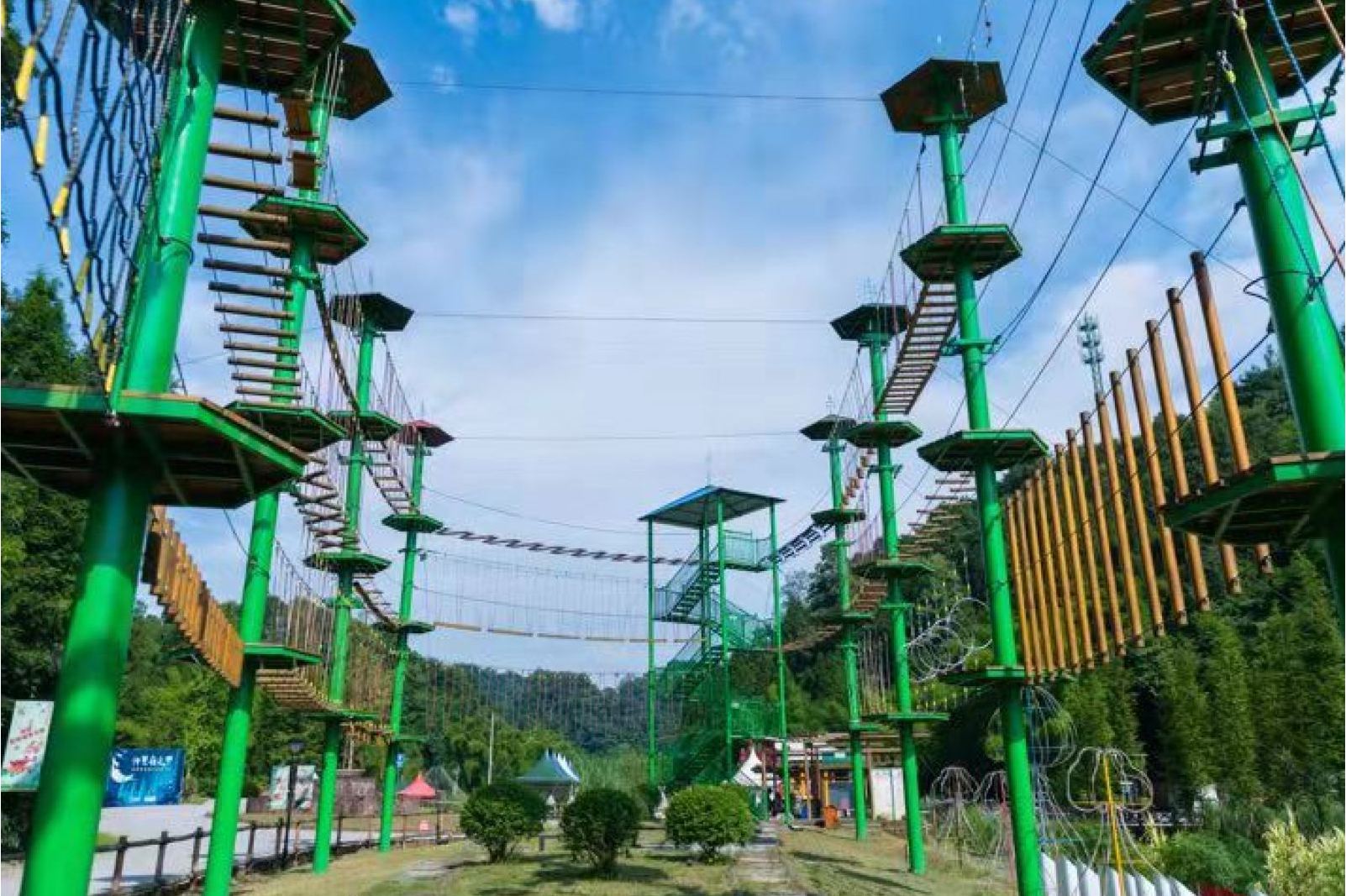 狐巴巴星球位于成都市都江堰市莲花湖旅游公路188号