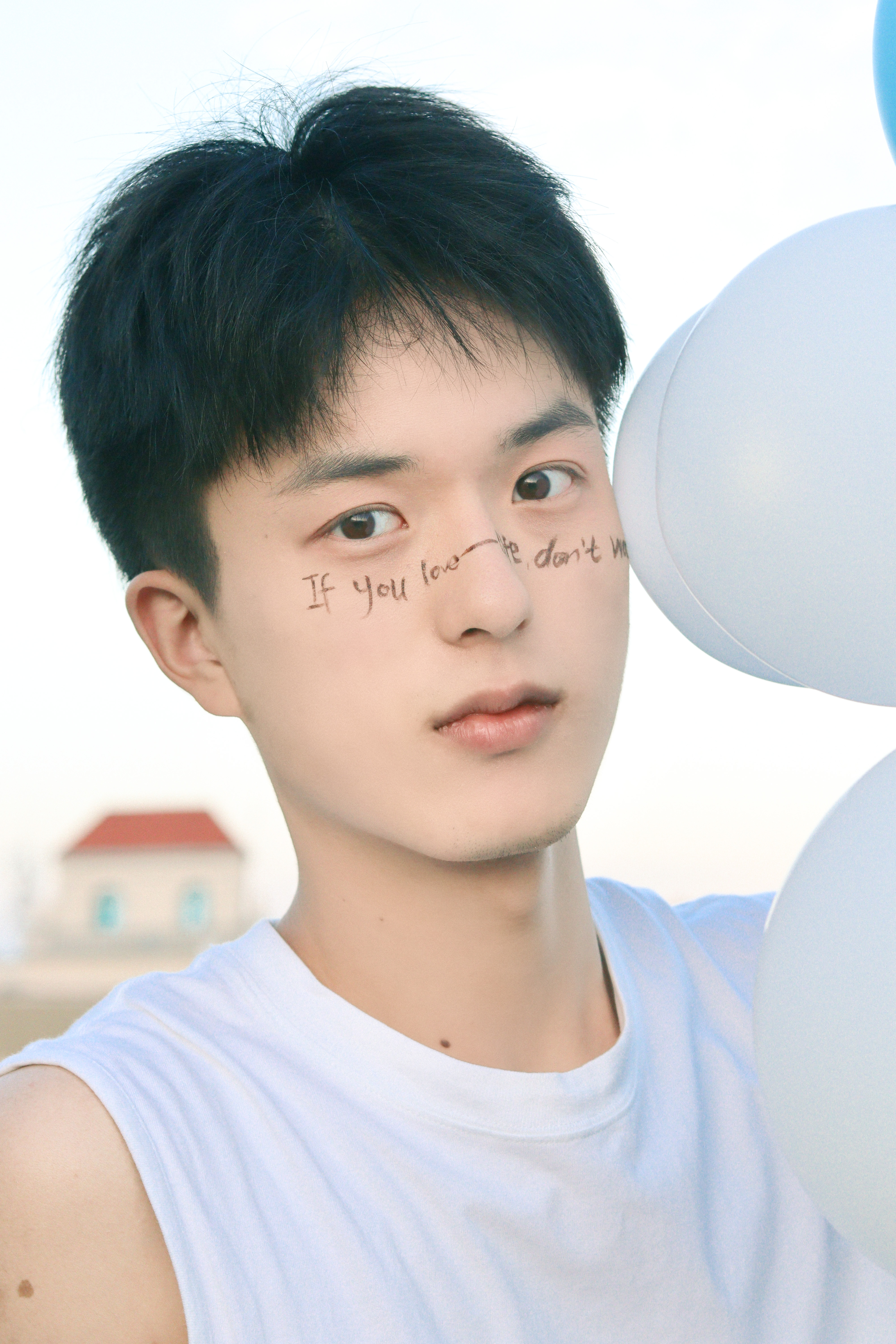  p>王煜霖,中国内地影视男演员,2020年因出演网络古装甜宠穿越剧 span