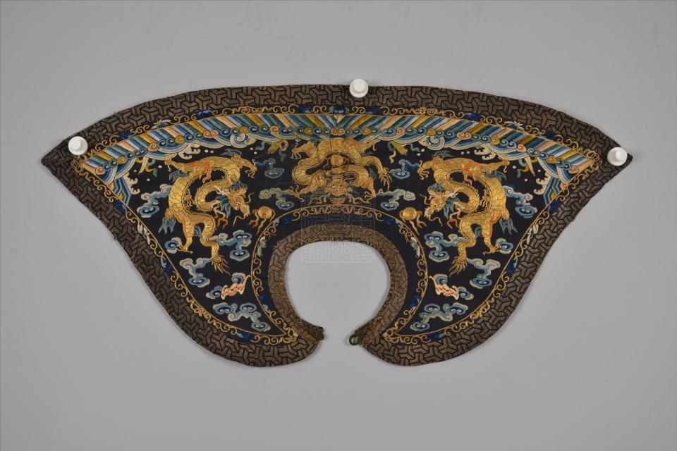 清蓝绸拼金绣云龙纹官服披领