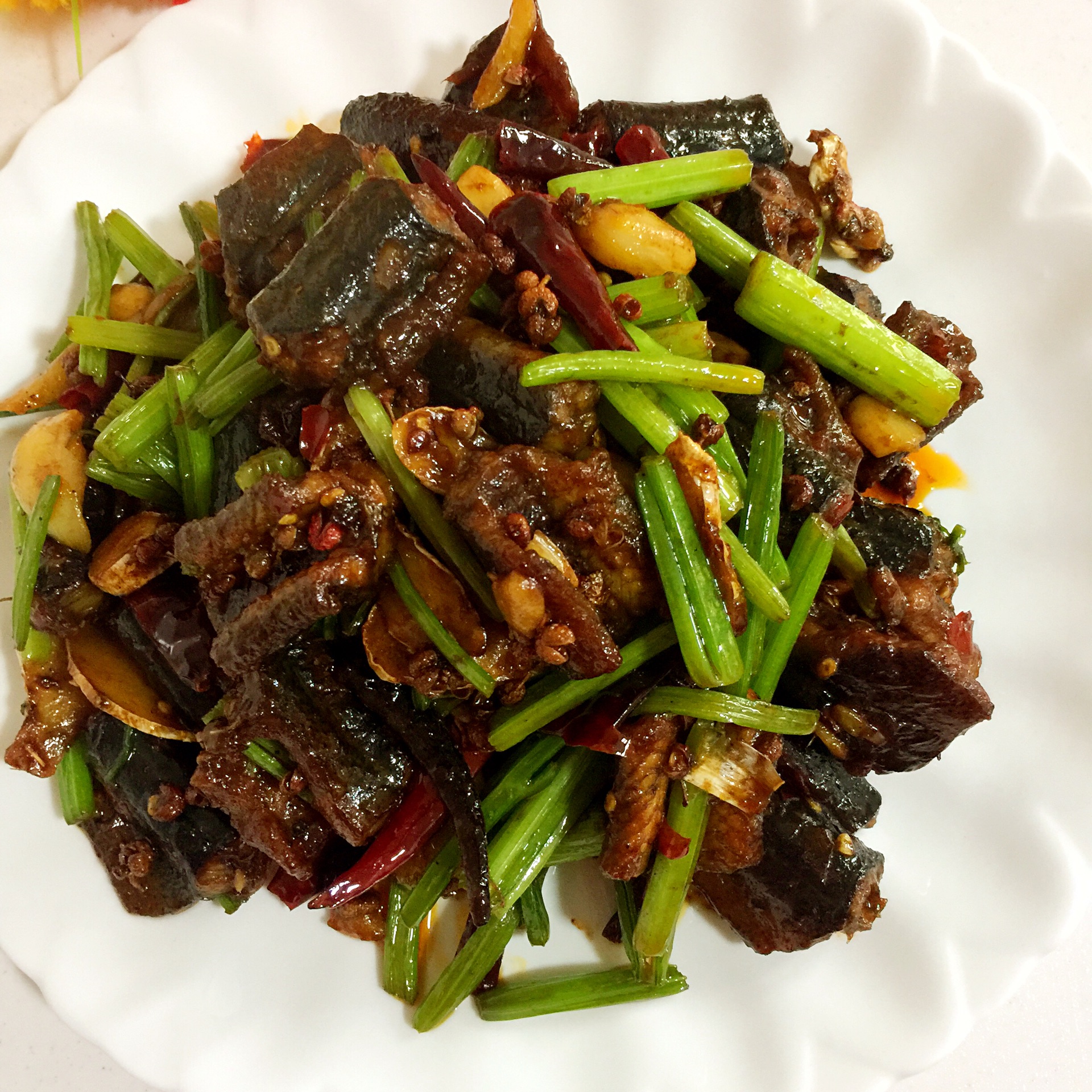  p>干煸黄蟮是一道川菜,制作原料主要有鳝鱼,芹菜;调料有花生油,姜