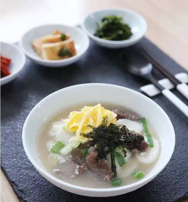  p>韩式年糕汤是以鸡蛋,年糕,牛肉为主材的菜肴名. /p>