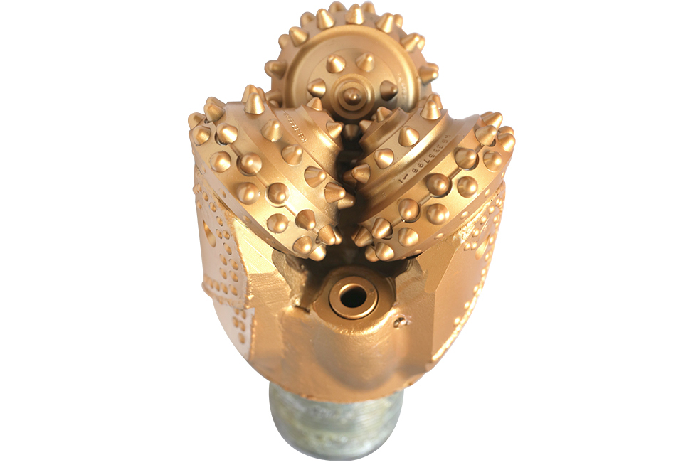 牙轮钻头工作时切削齿交替接触井底,破岩扭矩小,切削齿与井底接触面积