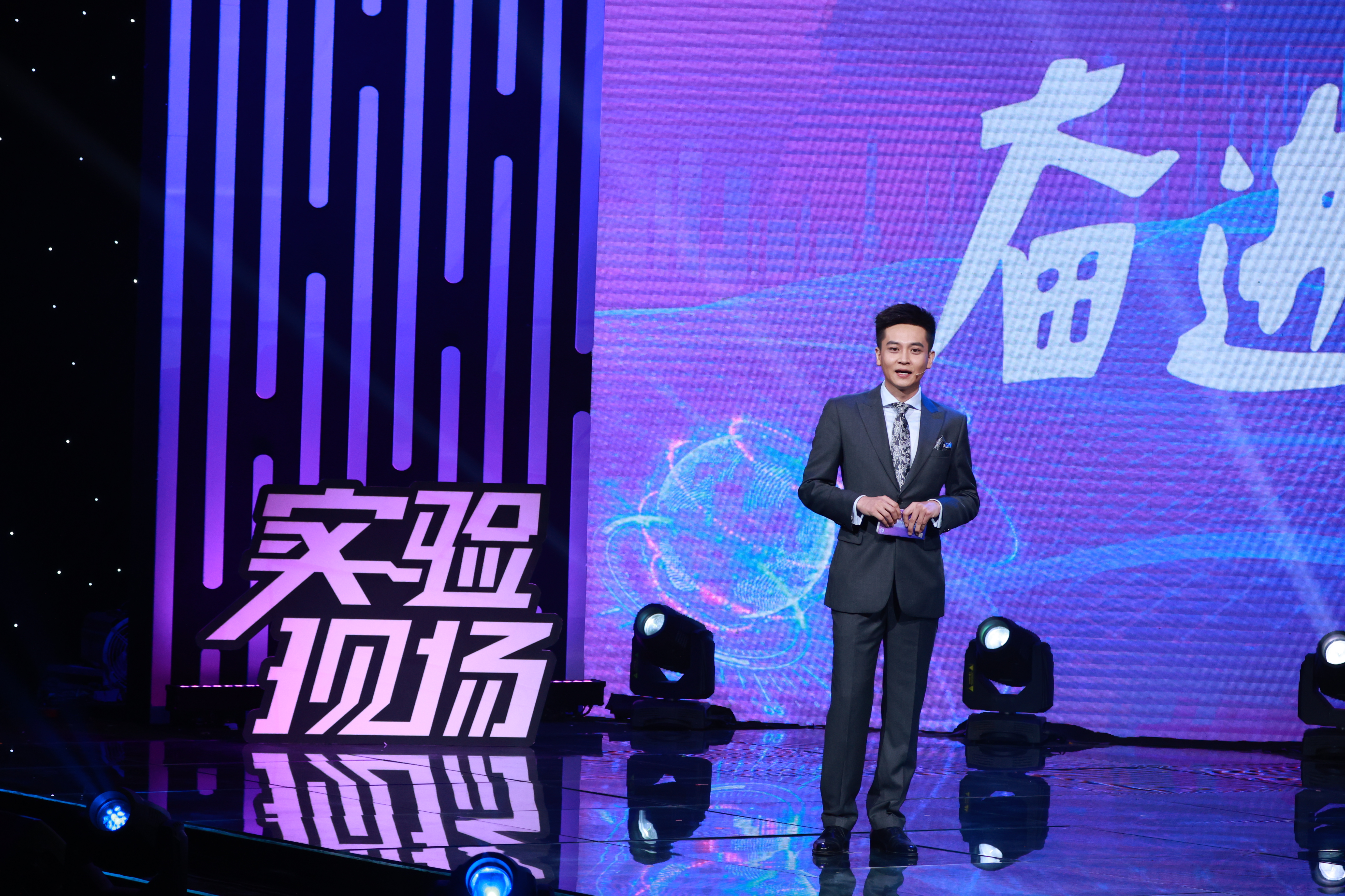 ="sjuhlzweewgw">毕业于中国传媒大学播音与主持艺术学院2010级本科班