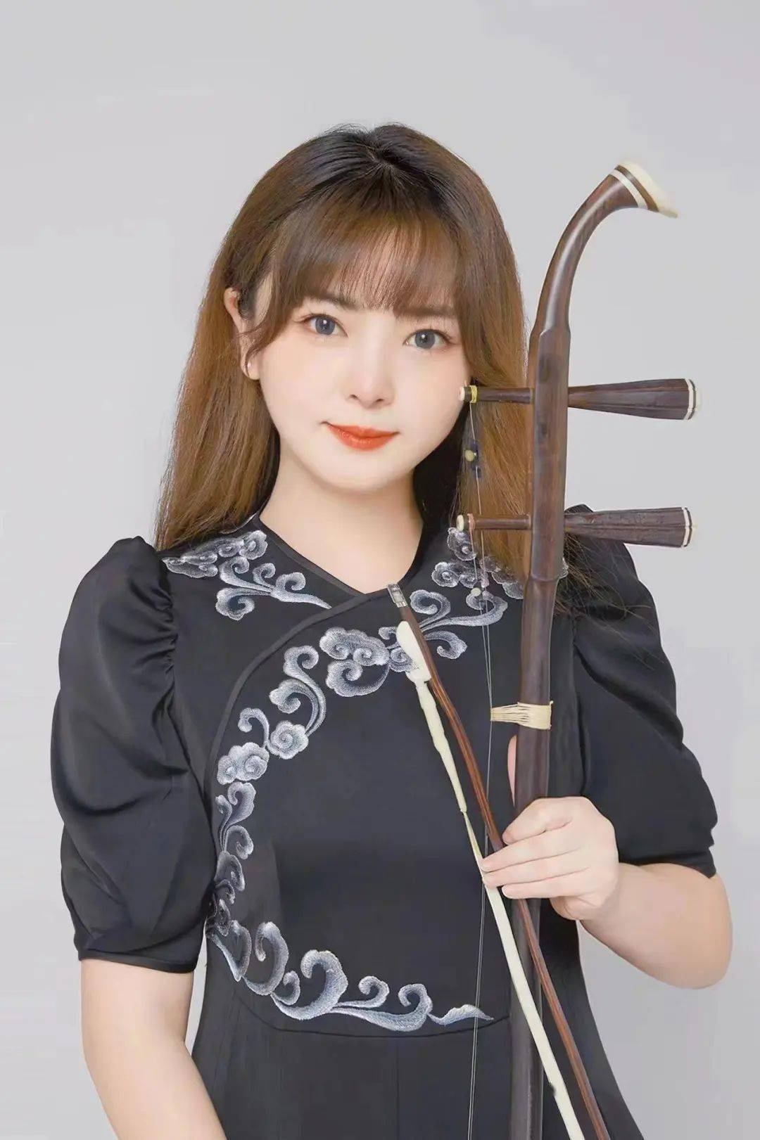  p data-id="gnbp9qorun">闫国威,中国二胡演奏者 , span class="ref"