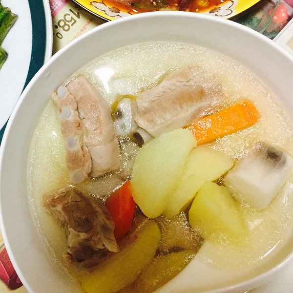 胡萝卜,土豆洗净去皮,切成块;坐高压锅点火,放清汤,棒骨烧开,煮沸数