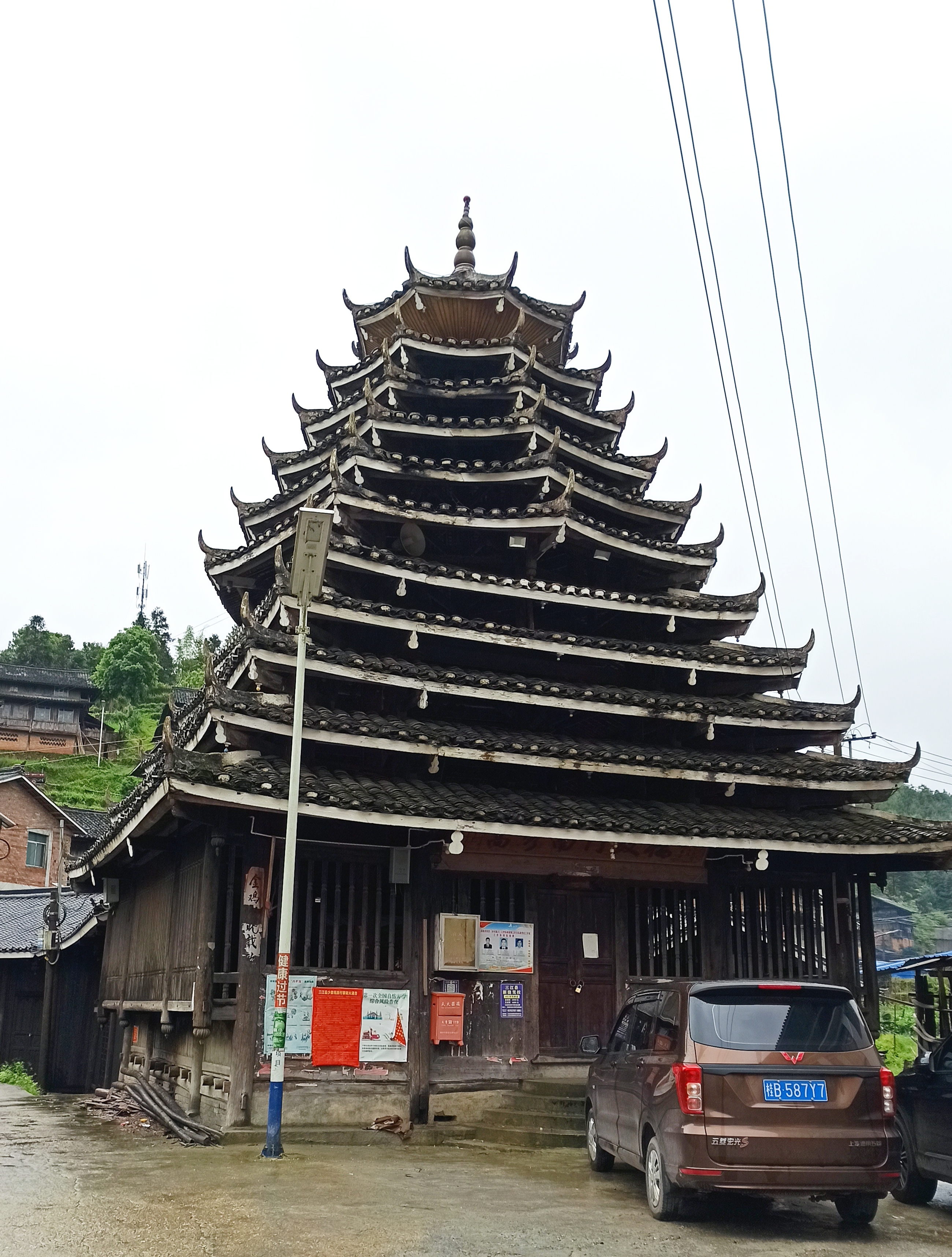 高秀村位于三江县林溪镇东北部,以"山之高