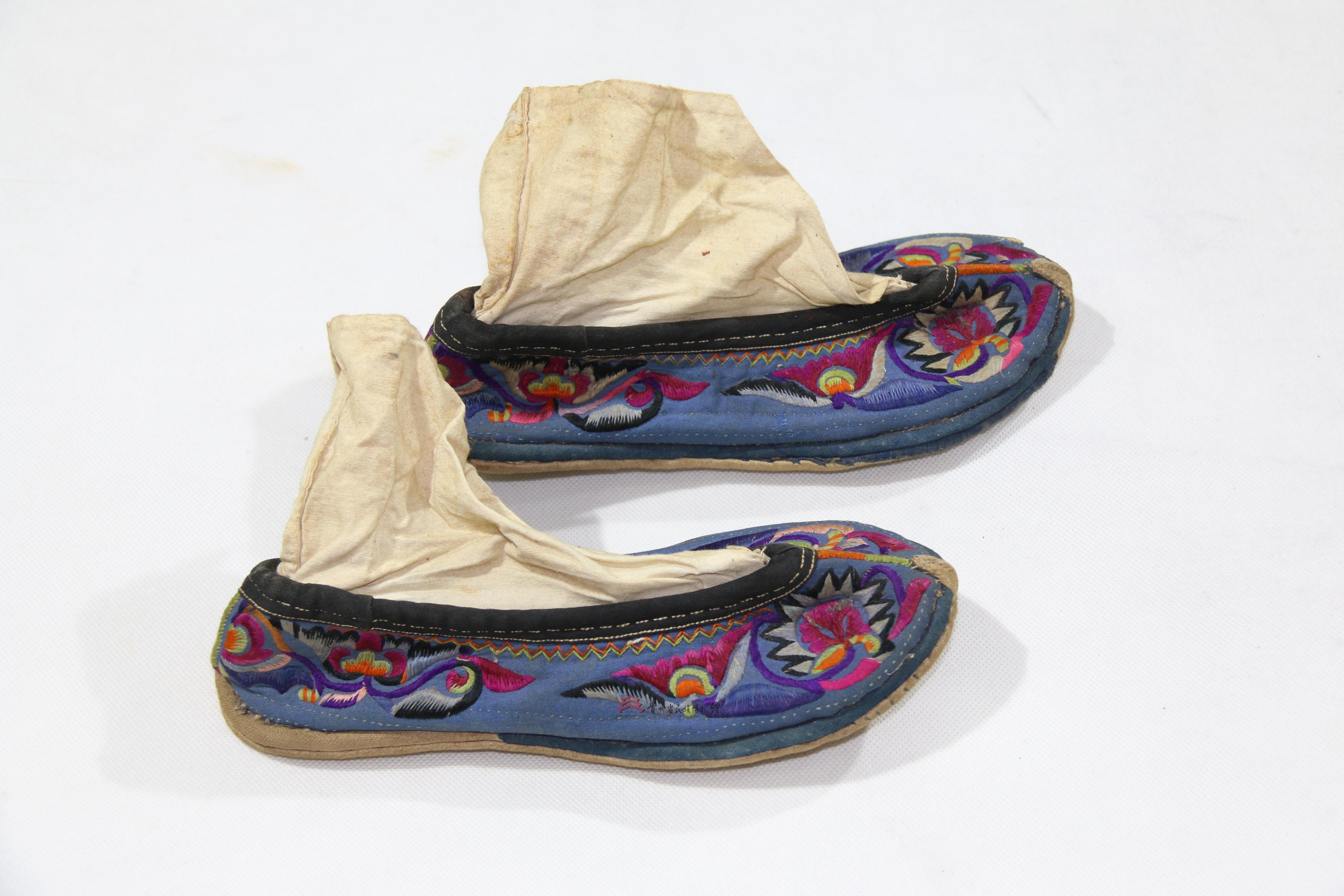 当代云南弥勒彝族蓝布平绣花纹布鞋