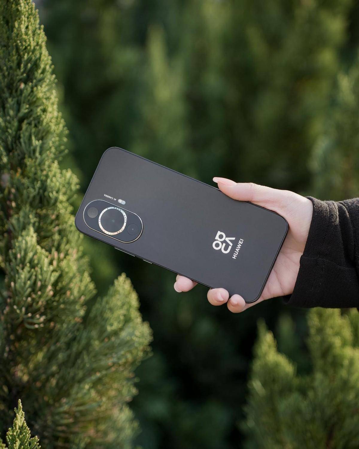 华为nova12活力版采用高通骁龙    778g 4g处理器,屏幕为6.